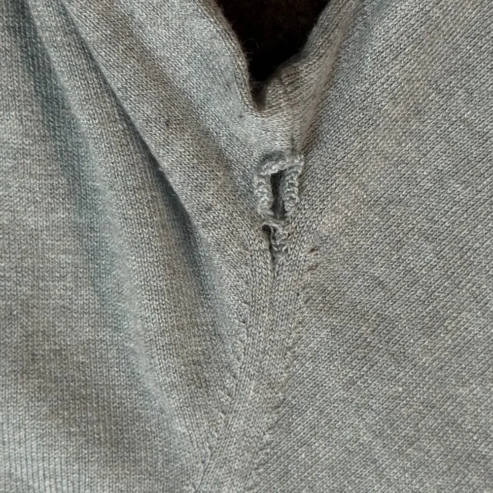 Banana Republic Luxury Blend V-Neck Sweater – Light Gray (Men’s L)